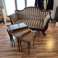 Klassisches Massivholz Sofa mit Streifenstoff in Top Zustand