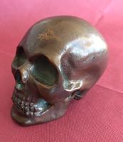 Bronzeskulptur Totenkopf / Memento mori, patiniert, vor 1940