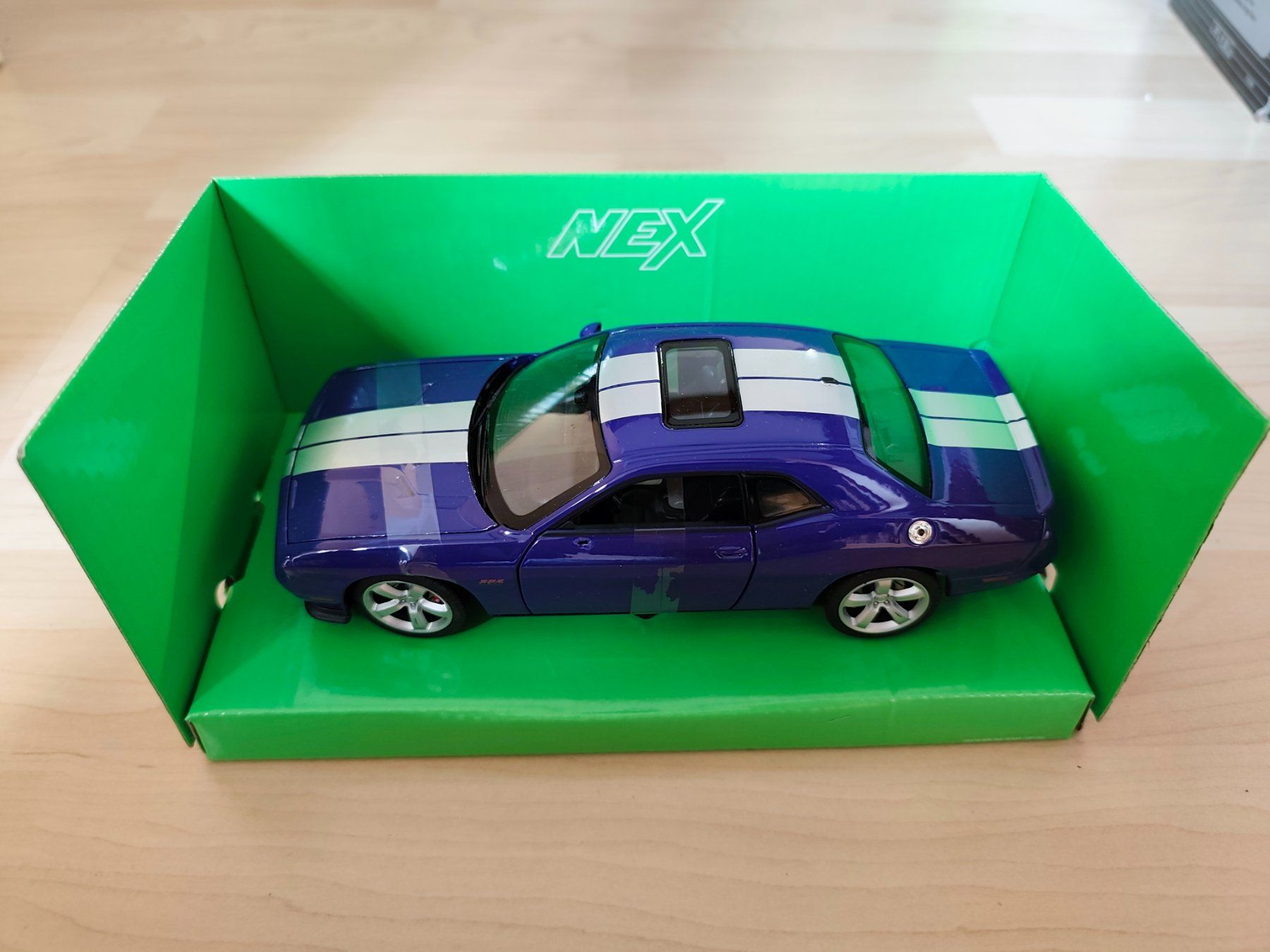Welly Modellini d'auto: Dodge Challenger SRT Phase I 2008-2014 violett met. / silber – Difettoso da Gerlafingen venduto da gschaerer