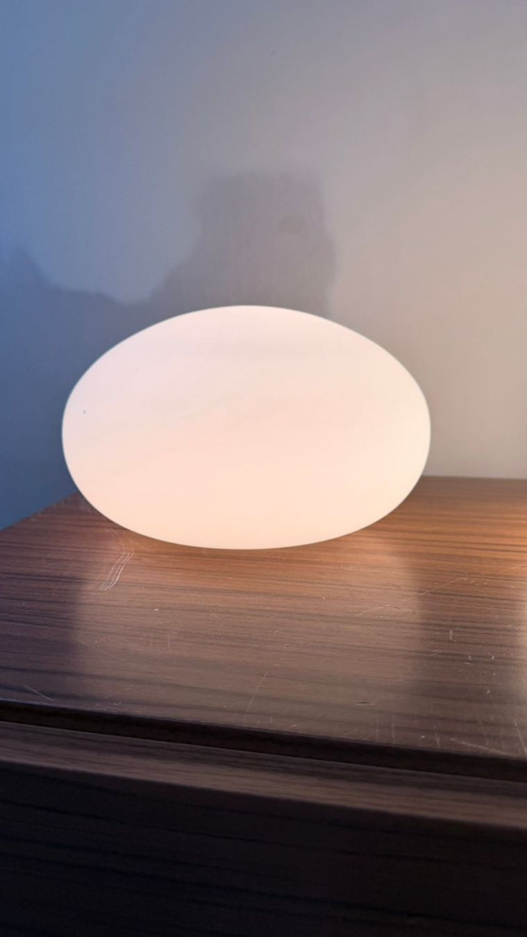 Lampade: Space Age Tischlampe in Kieselsteinform Opalglas, 2x – Usato da Rickenbach ZH venduto da Der-Insider
