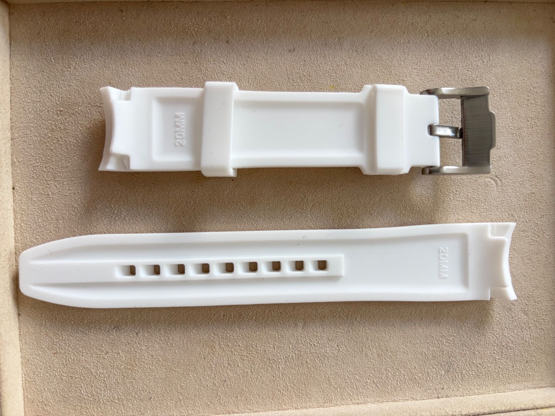Swatch Armbänder & -reifen: Swatch Moonswatch Rubber Strap in weiss neu – Neu und originalverpackt aus Zürich von who_5ncp 1