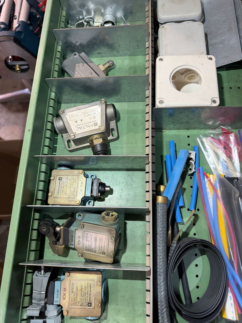 Tutti gli attrezzi: Div. Elektromaterial Elektroschalter Endschalter Sortimen... – Usato da Buchs AG venduto da Werkstatt-Shop 1