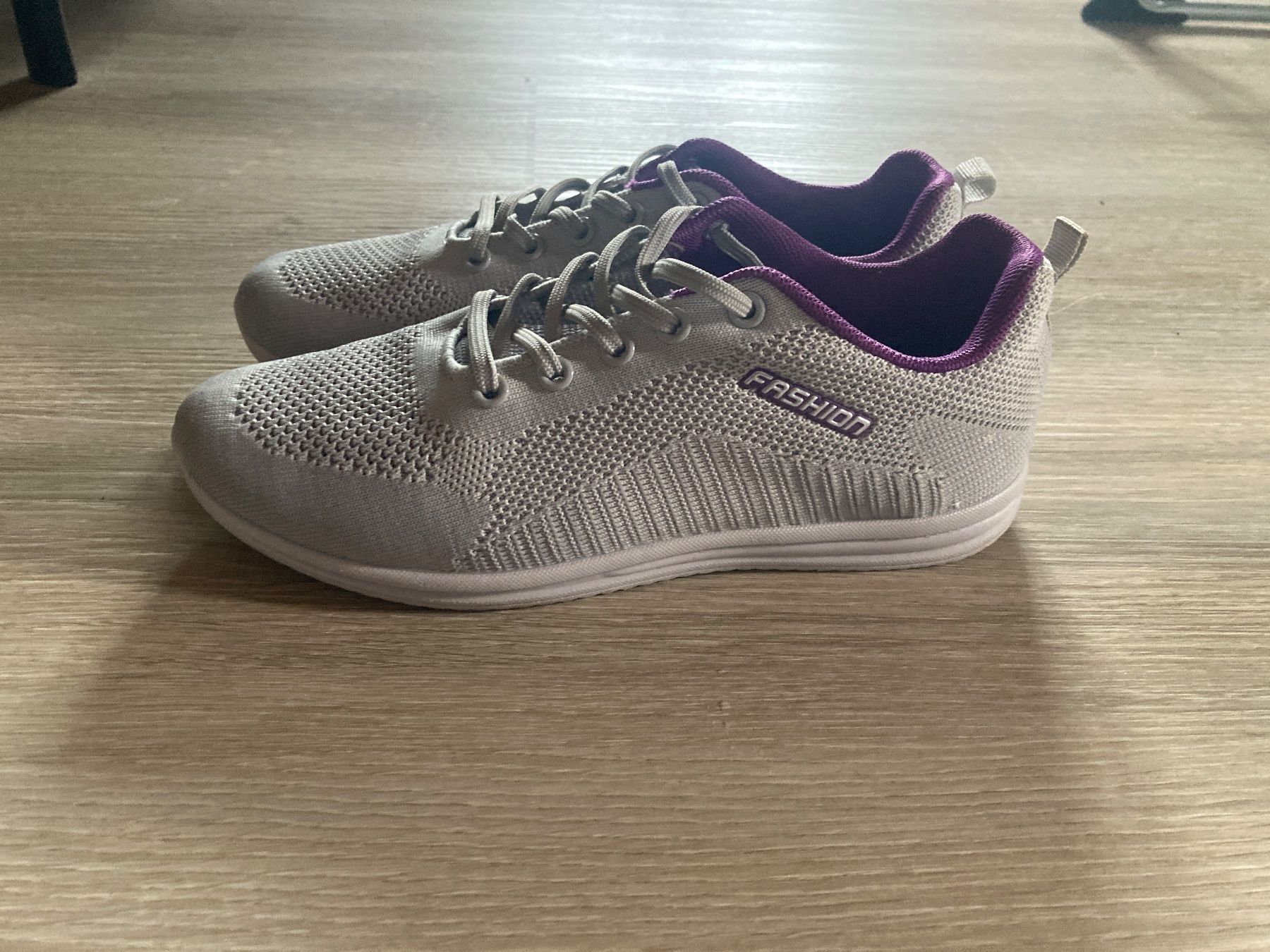 Damenschuhe: 2 Paar Sneakers 37 fast neu – Gebraucht aus Bischofszell von Silberviolett 2