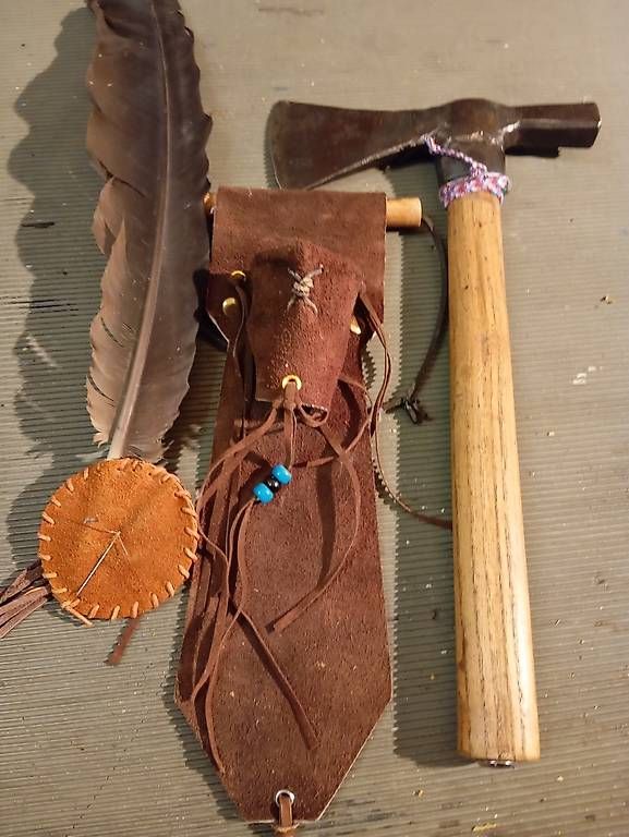 Tutti gli attrezzi: Axt Tomahawk mit Feder,Ledertasche,Indianer ,Top – Usato da Basel venduto da Petergunn 2