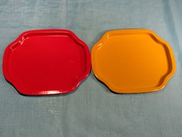 2 Serviertableau, Metall, orange und gelb