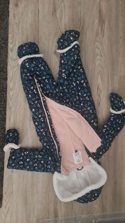 Schneeanzug mit Blumenmuster Grösse 74/80 guter Zustand