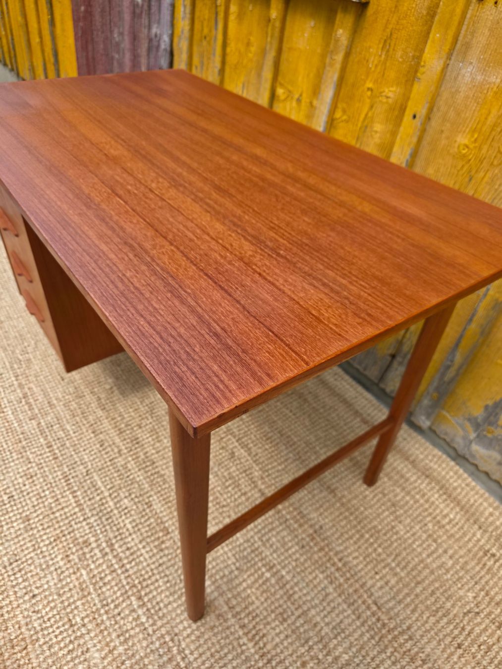 Schreibtische: Teak Schreibtisch mid century danish stil – Gebraucht aus Haslen AI von Vintagelix 5