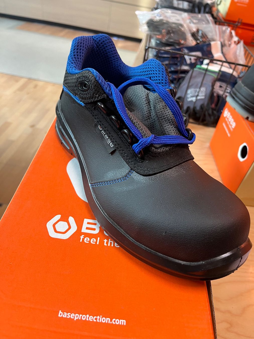 Herrenschuhe: Chaussures de sécurité BASE Izar B0950B, T.41, neuves – Neu und originalverpackt aus Satigny von SP-Industriel