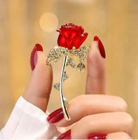 Elegante Brosche gold mit roter Rose und Strass