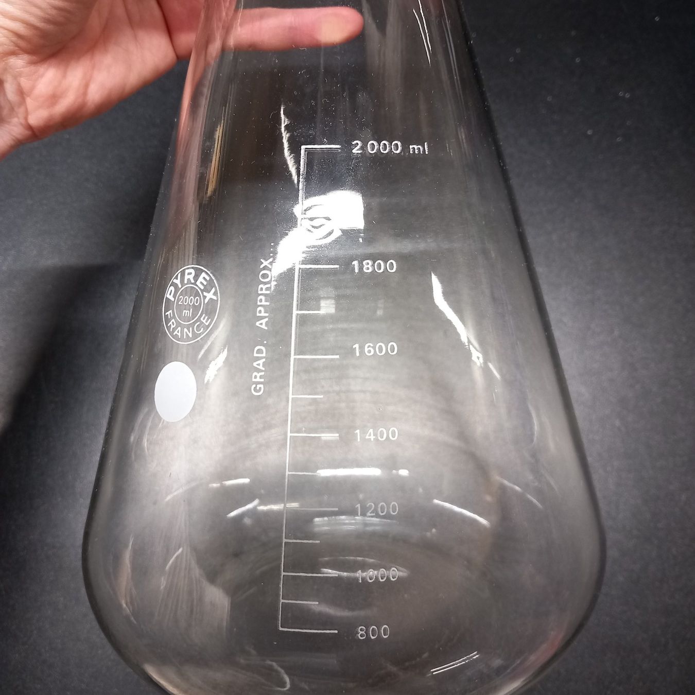 Bicchieri: Laborglas Erlenmeyerkolben Pyrex 2000ml – Usato da Gwatt (Thun) venduto da umwelt-brocki 1