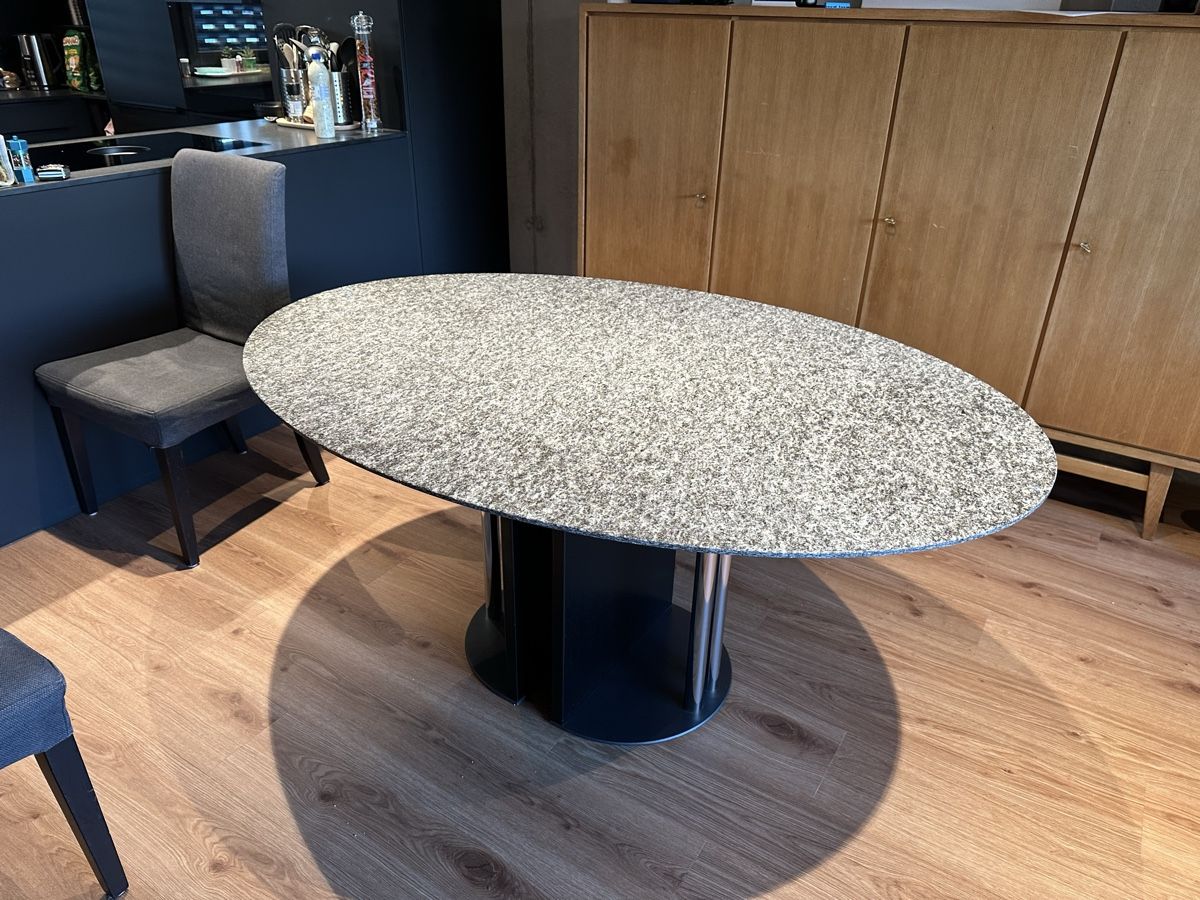 Tavoli: Granit Tisch ausziehbar oval Esstisch – Usato da Grossaffoltern venduto da Doemu14 4