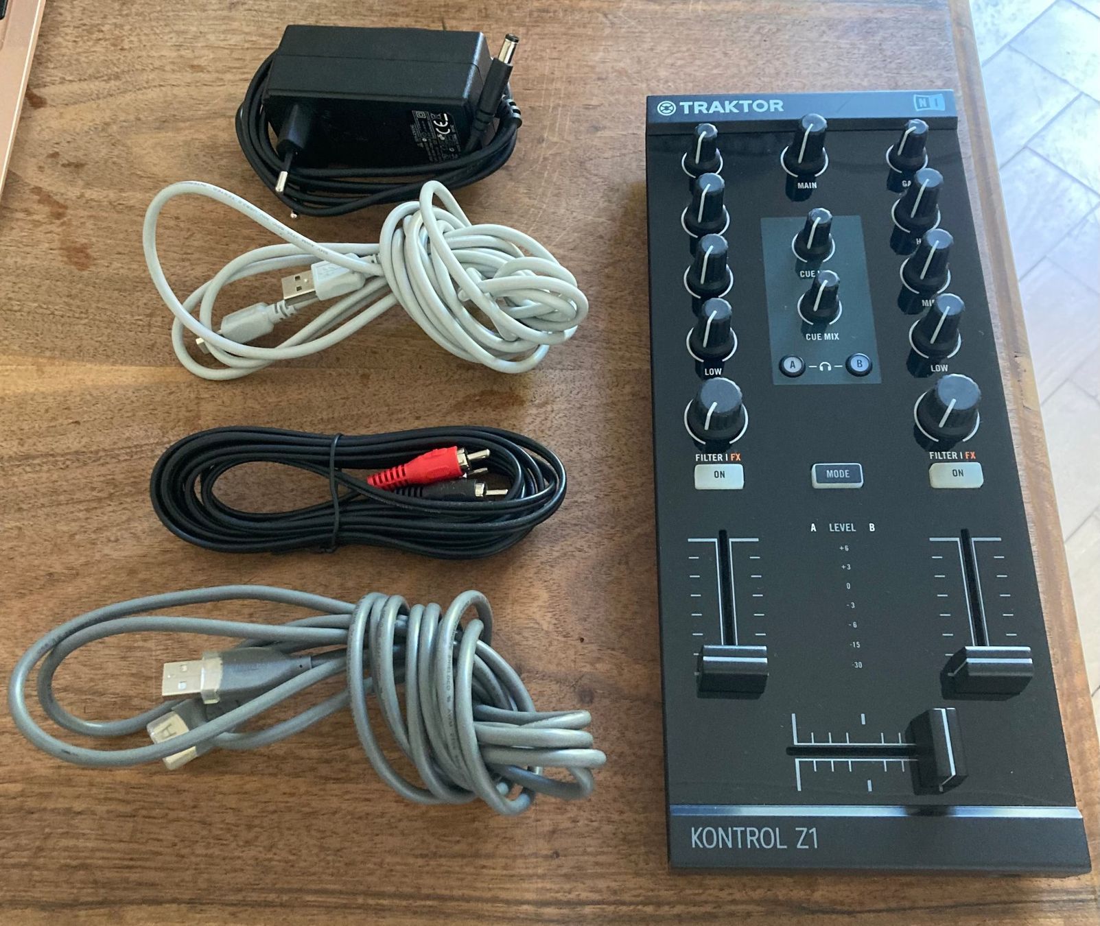 Traktor Console di mixaggio: Native Instruments Traktor Kontrol Z1 – Usato da Zürich venduto da LustForLive 4