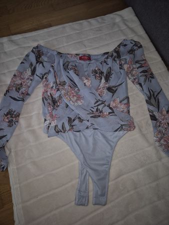 Guess Body Gr. S Sommerblumen Design Blau/Rosa Sexy Look