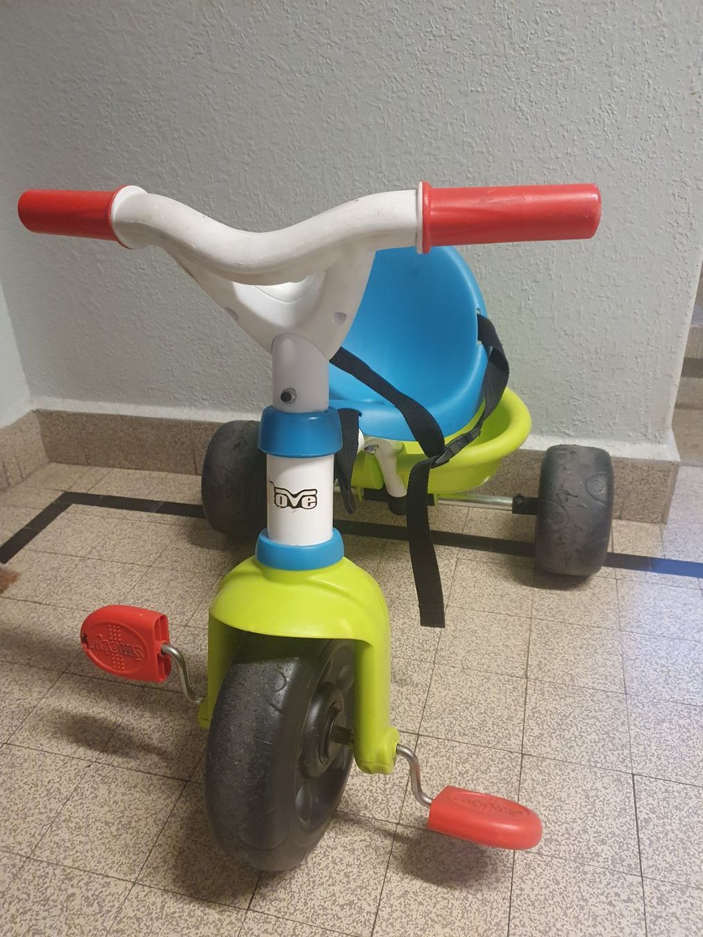 Smoby Fahrzeuge für Kinder: Tricycle Smoby bleu vert rouge bon état – Gebraucht aus Prilly von RoDyRe