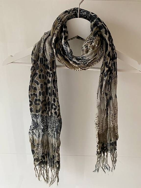 Foulards, Tücher & Schals: Schals, Halstücher, Damen III – Gebraucht aus Zürich von nad_7gzh 4