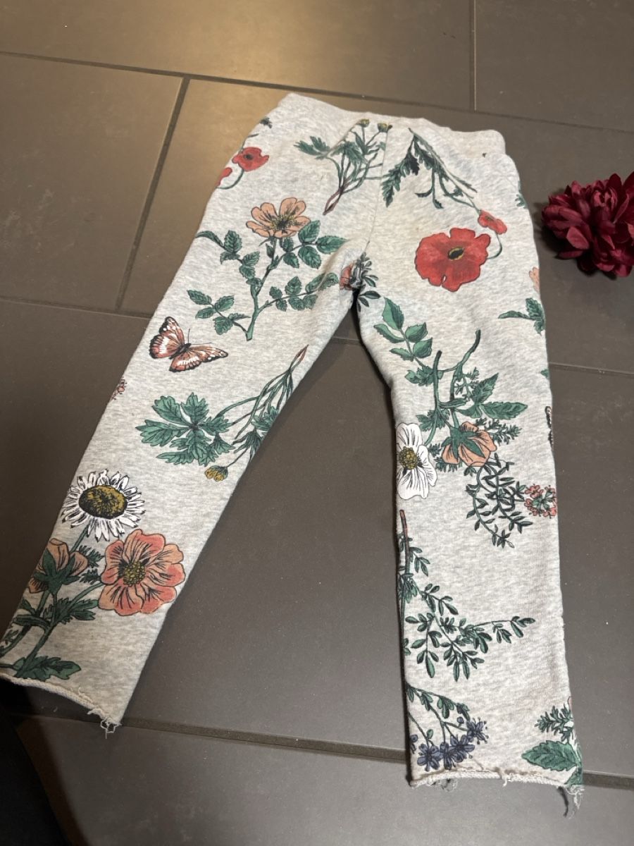 H&M Hosen: H&M Hose grau Blumenmuster Grösse 104 – Defekt aus Zürich von Belisimo 2
