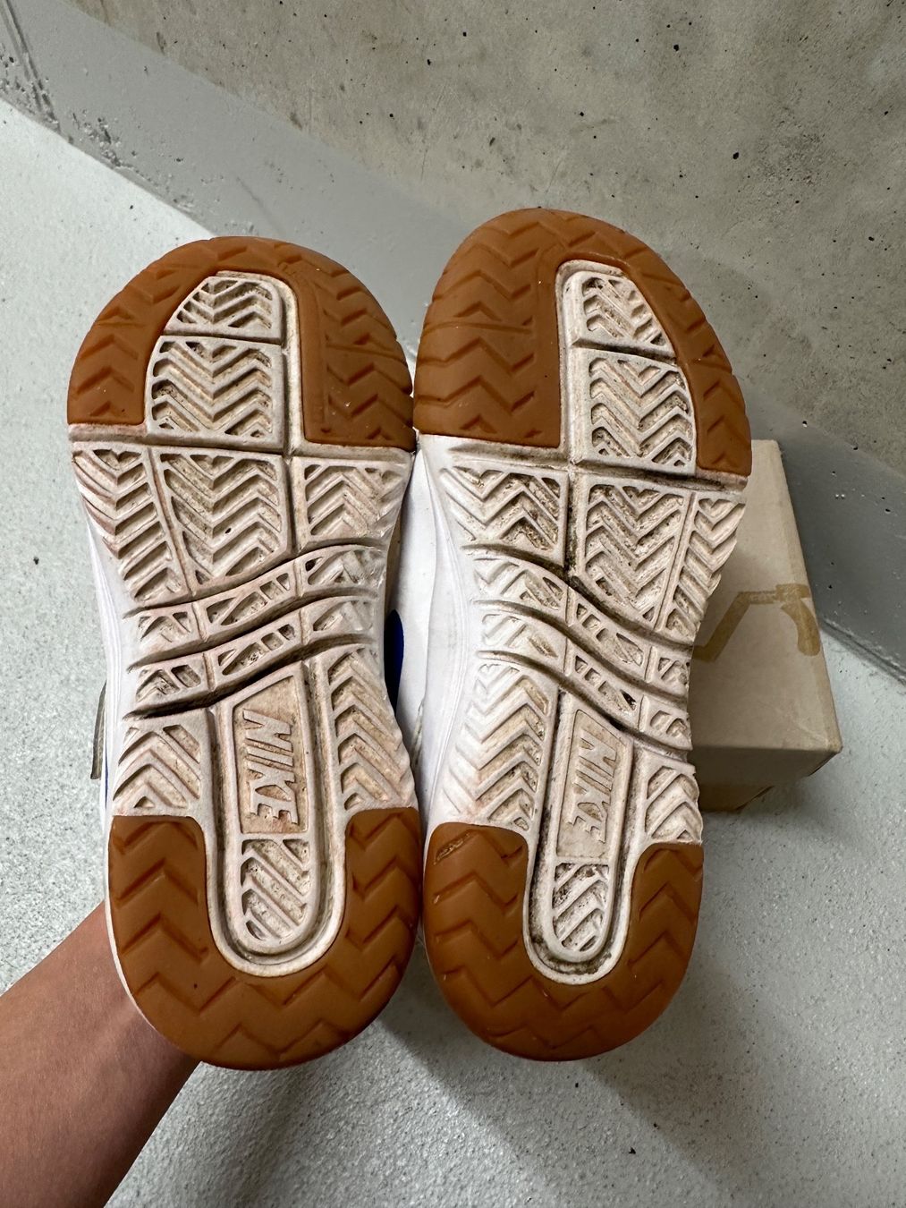 Nike Scarpe per ragazzi: Nike tennisschuhe Gr 29.5 – Usato da Gümligen venduto da xifenglie 1