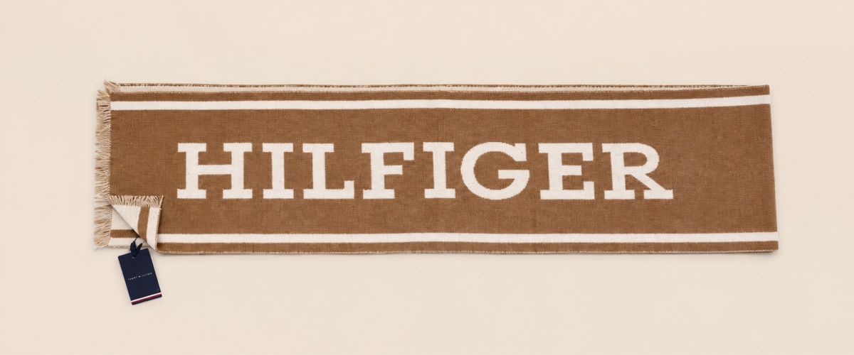 Tommy Hilfiger Foulard & Sciarpe: ÉCHARPE TOMMY HILFIGER OCRE – Nuovo e nell'imballaggio originale da Lausanne venduto da KeNaChic 1