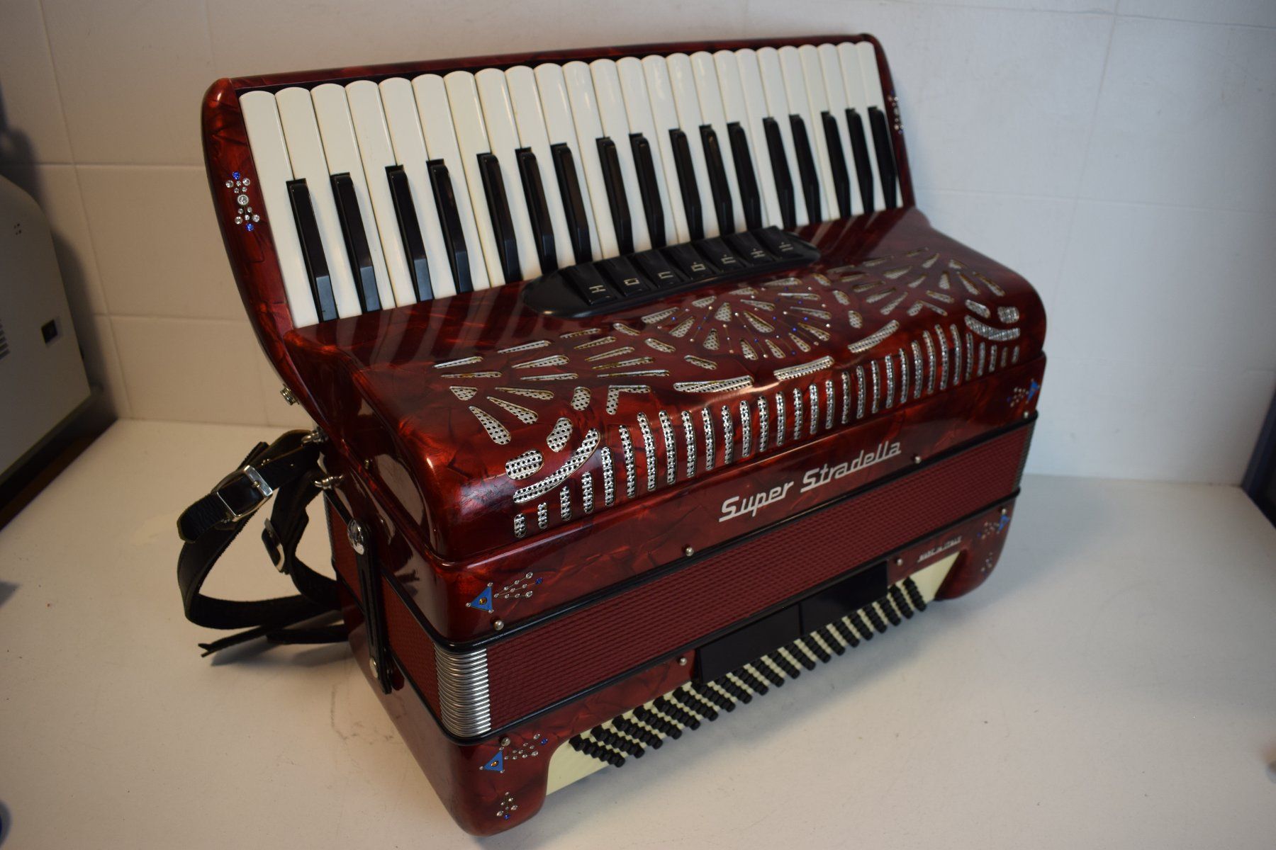 Strumenti musicali: Akkordeon chromatisch Super Stradella – Usato da Zürich venduto da baumusik 1