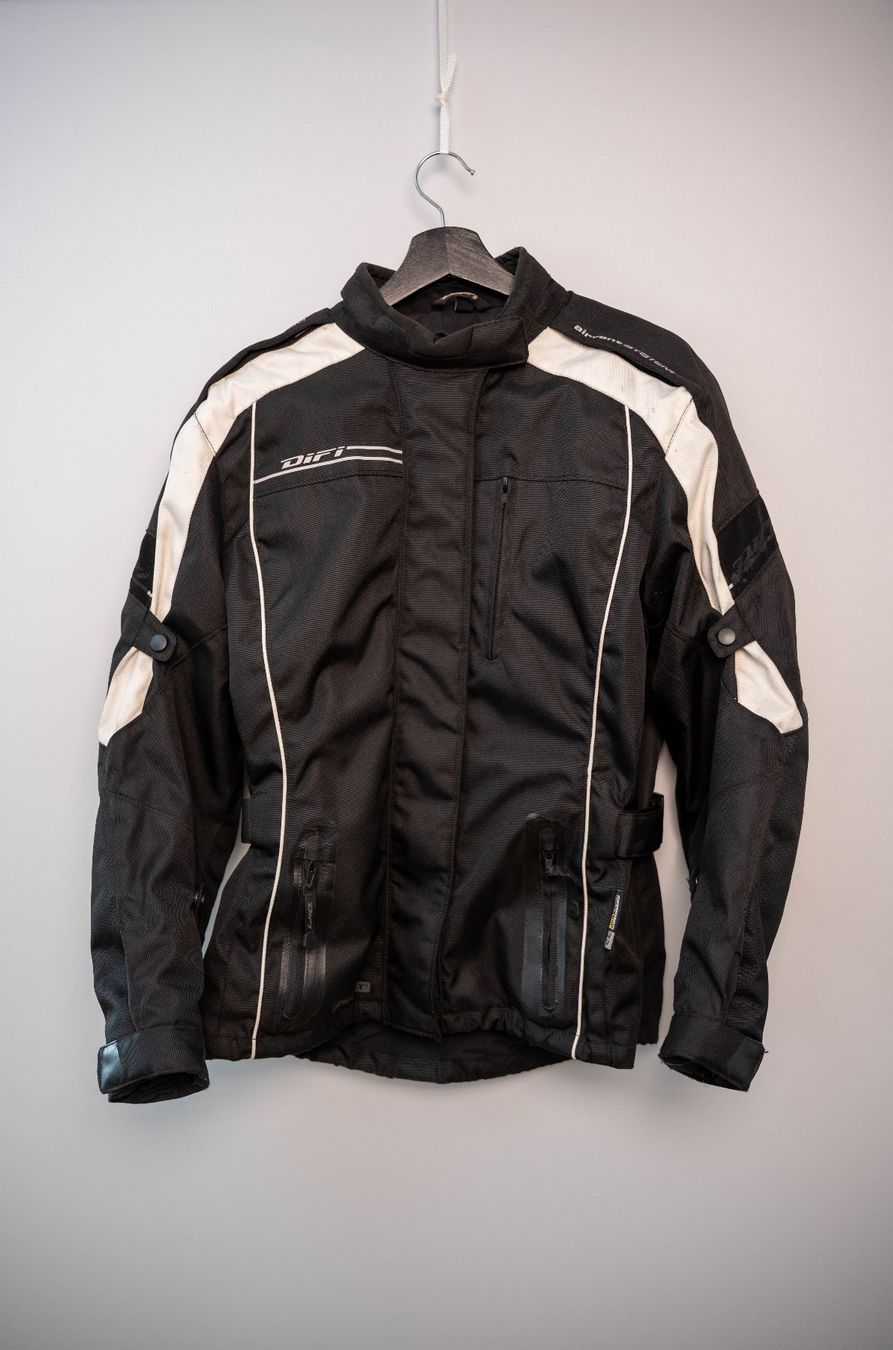 Anzüge: Difi Motorradkombi Gr. 44 2-teilig Polyester schwarz – Gebraucht aus Wädenswil von Phinix