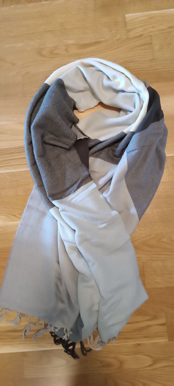 Foulards, Tücher & Schals: Schal kariert grau – Gebraucht aus Luzern von sim_lqq2 1