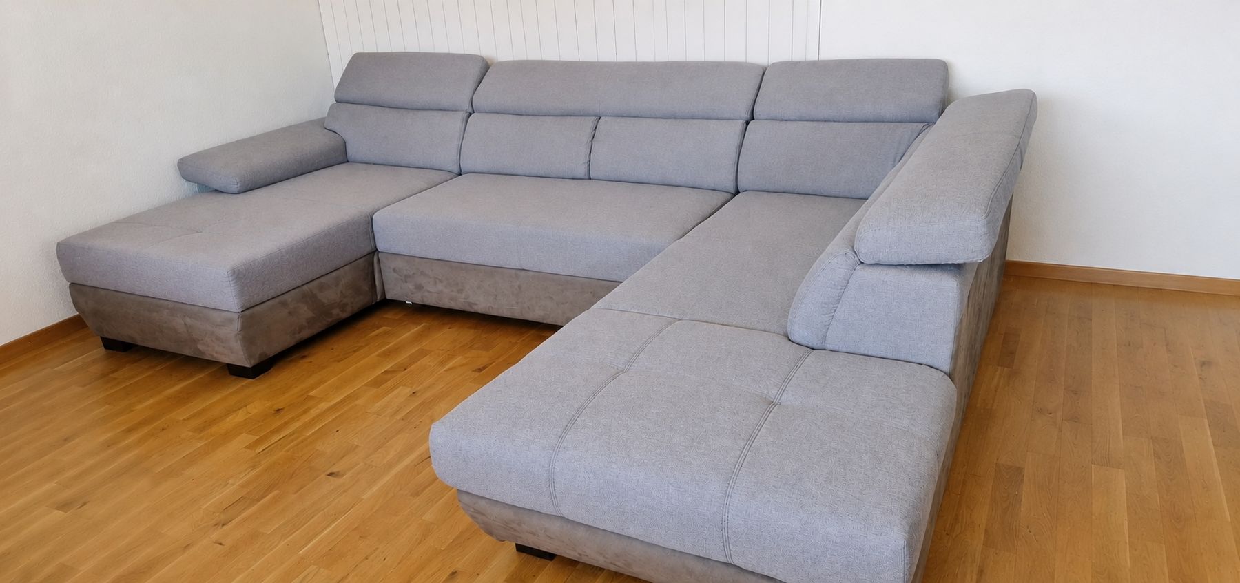 Conforama Divani: Ecksofa 320 × 220 cm mit Bettfunktion – Usato da Ruswil venduto da papagio