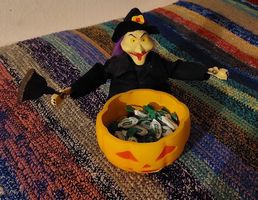 HEXE greift Hand - Lichtsensor - blinkende Augen HALLOWEEN
