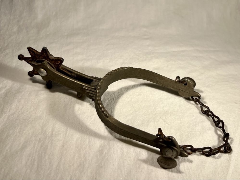 Ancien éperon de gaucho argentin, métal gravé et chaîne, Kaufen auf