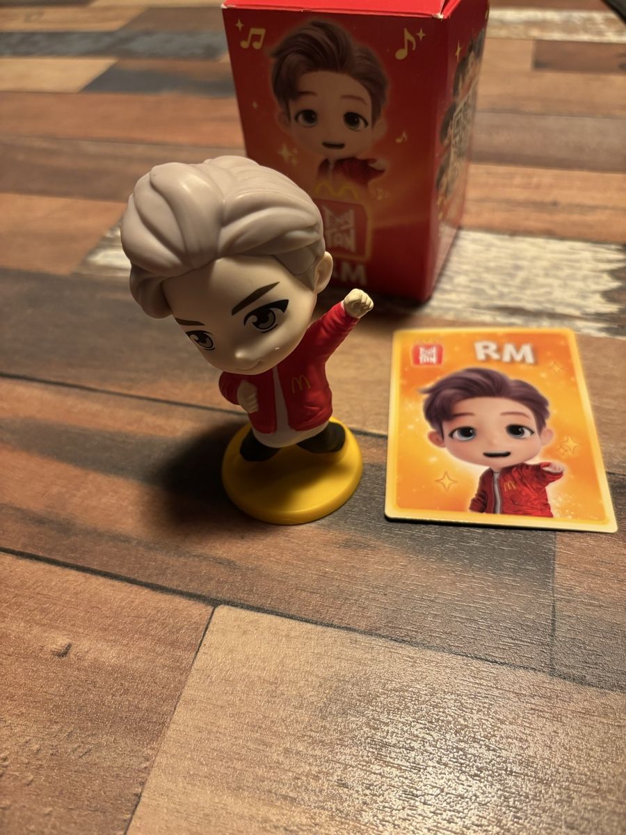 Mc Donald's Statuette: RM BTS McDonald's Figur, mit Karte & Box! – Nuovo e nell'imballaggio originale da Wattwil venduto da gi.otsche