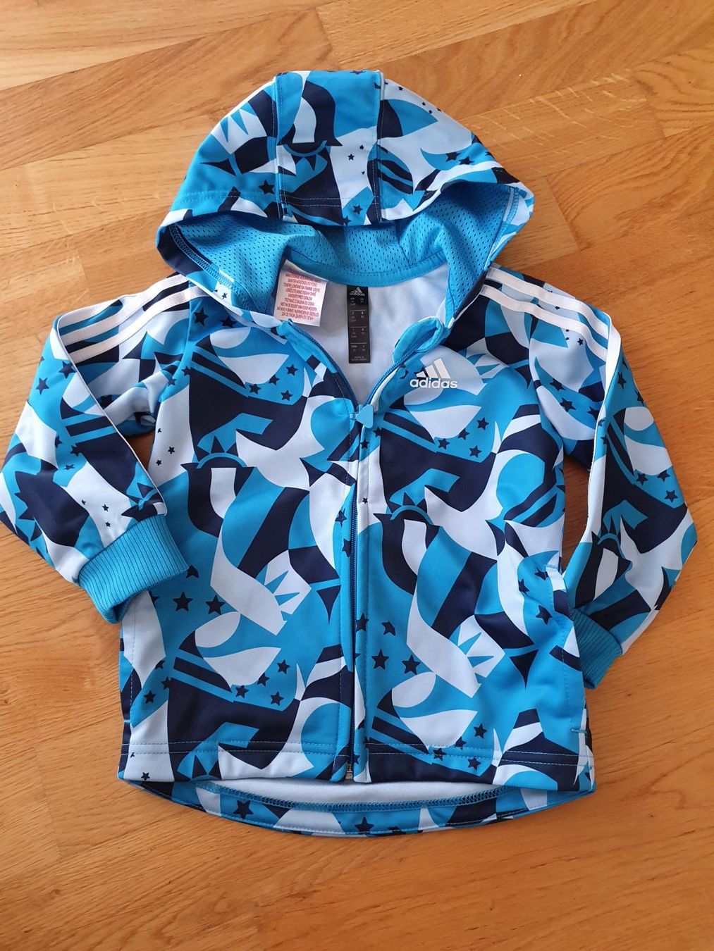Adidas Giacche & Cappotti: Trainerjacke Adidas Grösse 98 – Nuovo (secondo la descrizione) da Rickenbach SO venduto da S.u.n.s.h.i.n.e.83