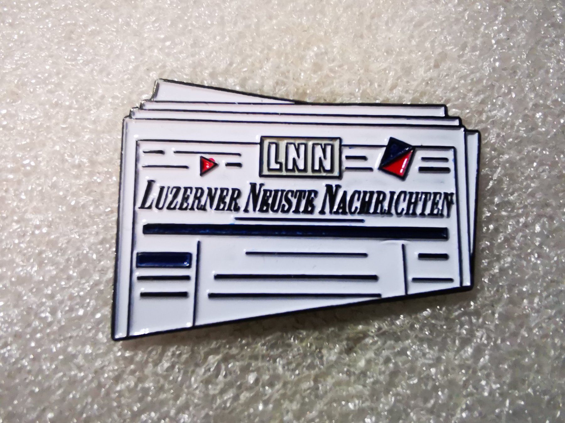 Placchette & Badge: Ansteckpin 90: LNN Neuste Luzerner Nachrichten – Usato da Oppligen venduto da Pin-Fall-Shop