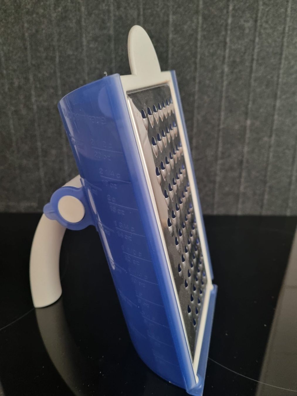 Tupperware Elettrodomestici da cucina: Grattugia con contenitore Tupperware – Usato da Camorino venduto da yponzio