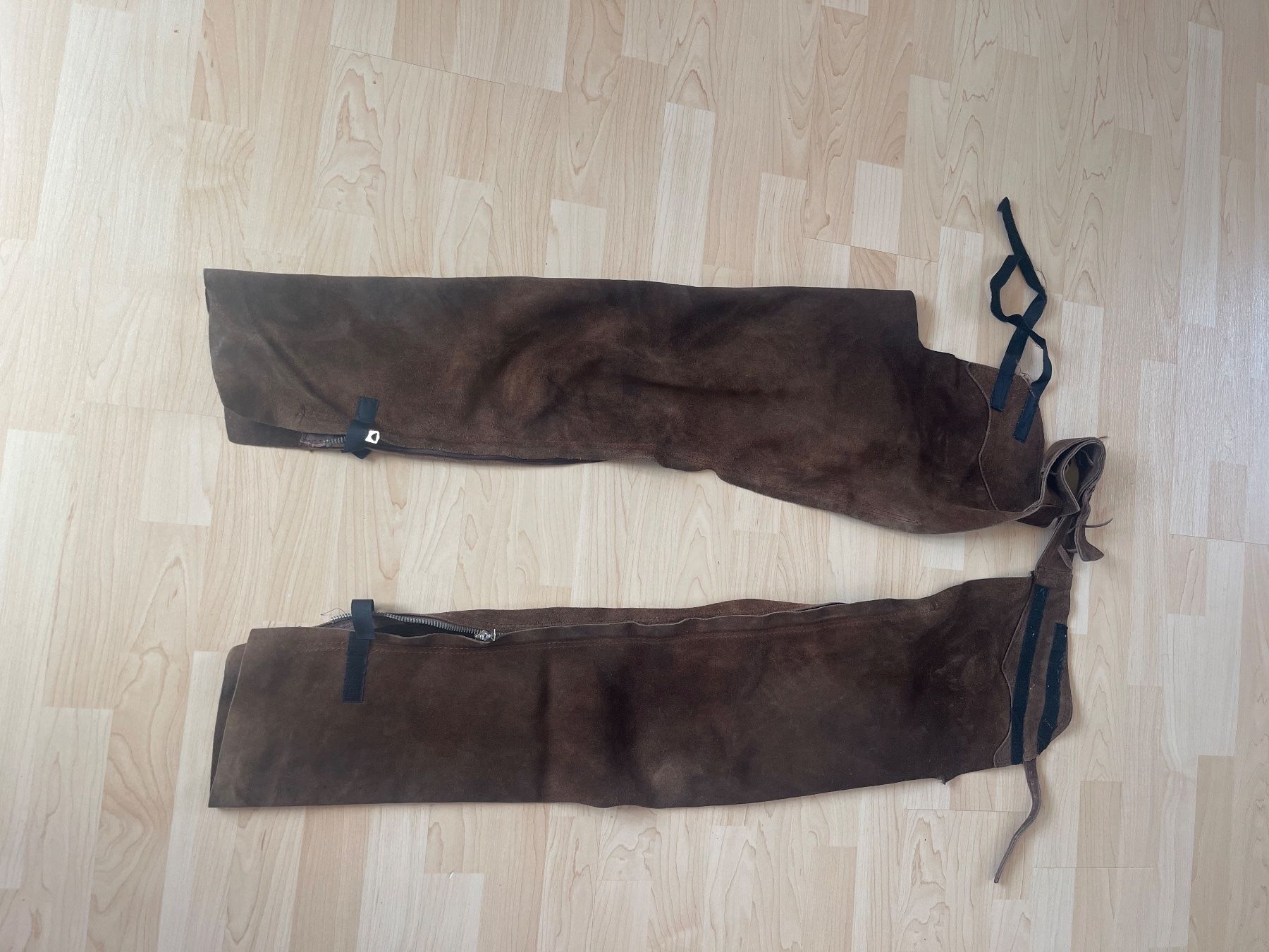 Pantaloni: braune Western-Chaps aus Wildleder – Usato da Uetikon am See venduto da Izrag98