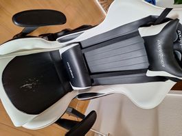 Gamingstuhl  in schwarz und weiss
