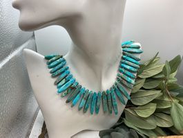 Statement Collier mit türkisfarbenen Jaspisteilen im Verlauf