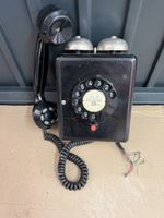 Altes Wählscheibentelefon schwarz mit Hörergabel