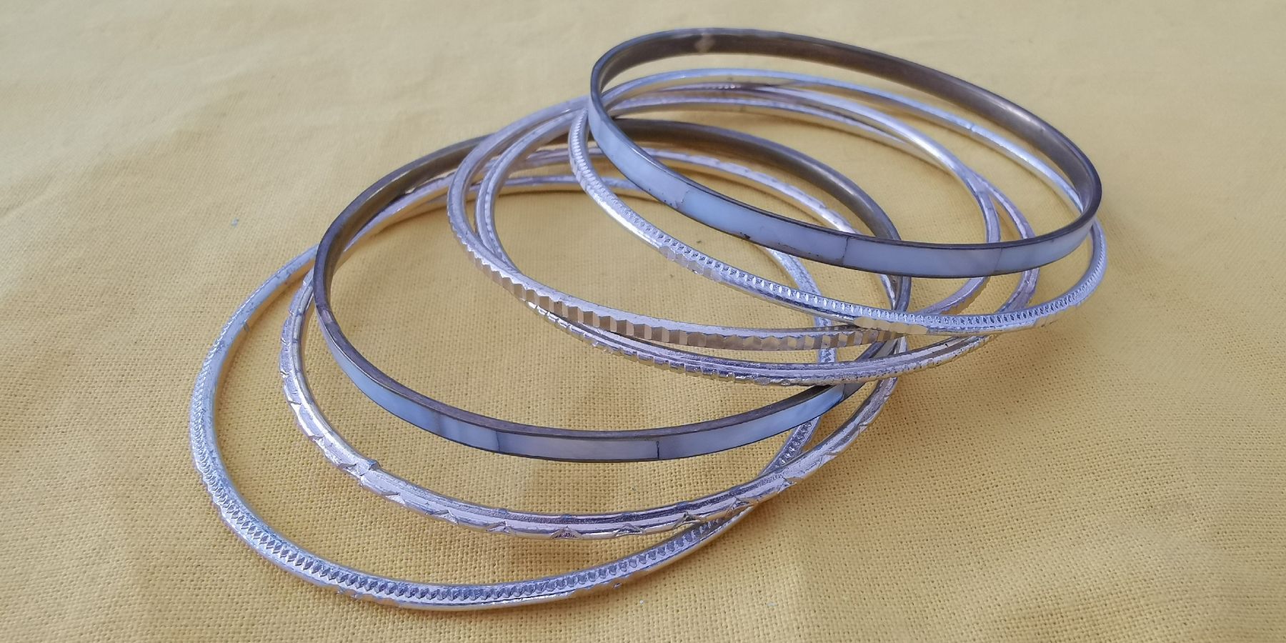 Bracciali & Braccialetti: 7 Armreifen Set, Perlmutt Look, Boho Chic – Usato da Itingen venduto da schweizersternchen 1