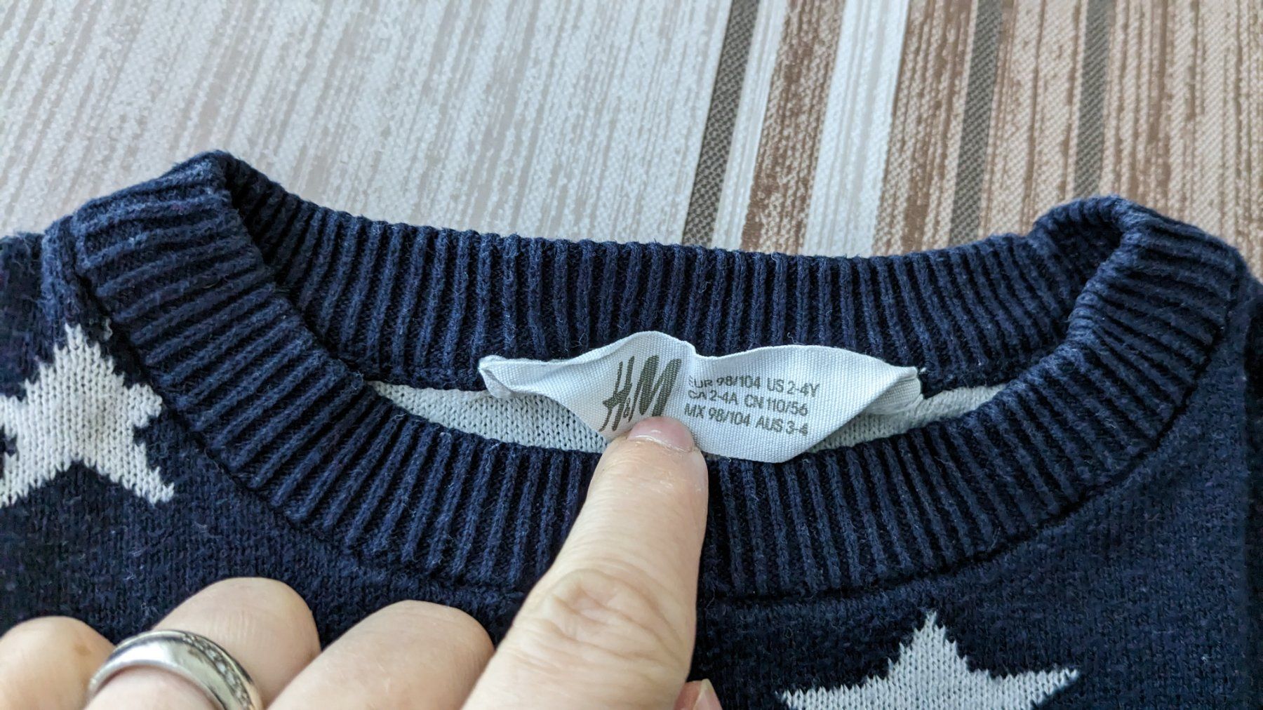H&M Pulls et sweat-shirts: Warmer Pullover mit weissen Sternen - 98/104 – D'occasion à Staufen par Fleby84 2