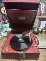 Grammophon Brontodyn mit antiken Schallplatten 