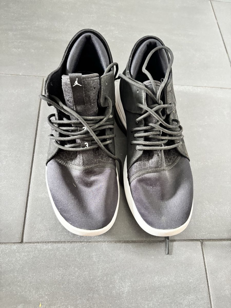 Jordan Scarpe da uomo: Jordan Flight Runner 2 Noir/Blanc, taille 43 – Usato da La Chaux-de-Fonds venduto da Elora237