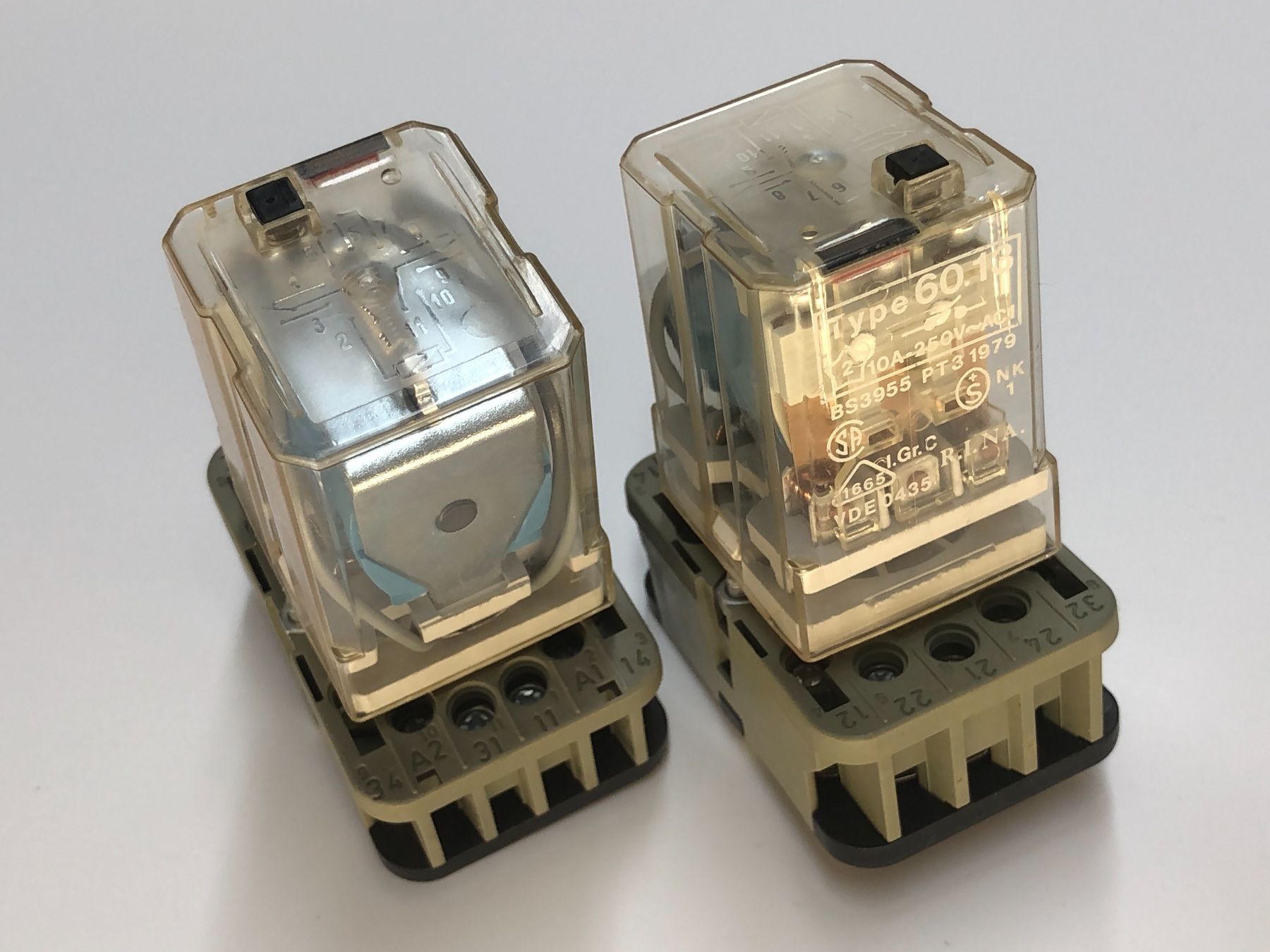 Elektronikbauteile: 2 Relais mit Sockel  //  Type 60.13  //  Spule 24V DC – Gebraucht aus Bergdietikon von Garak