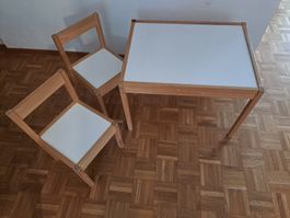LATT Kindertisch mit 2 Stühlen