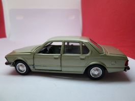 BMW 528i grün = schönes Modell - alt von  GAMA 1:45