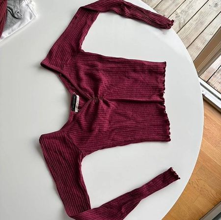 Crop-top à manches longues bordeaux (Urban Outfitters)