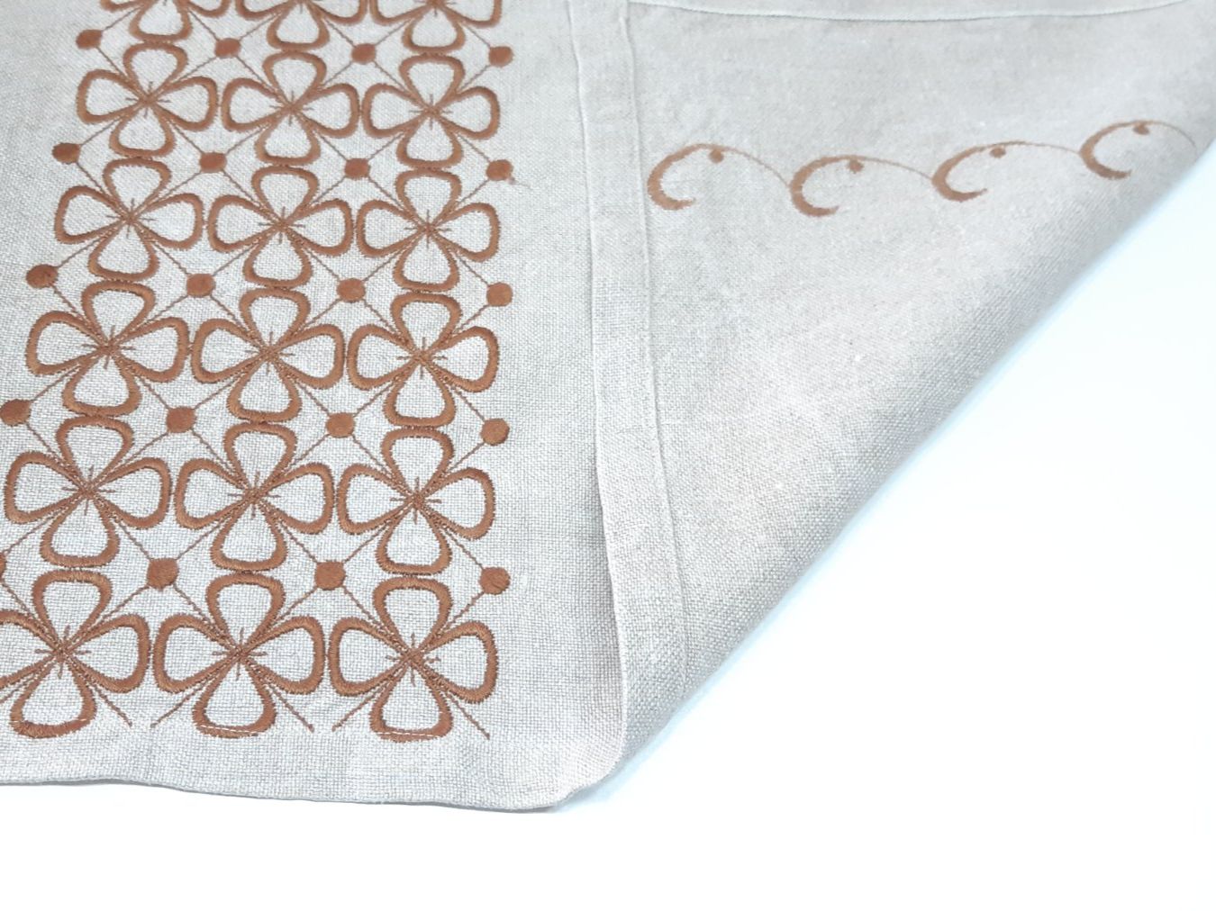 Altra biancheria da tavola: Tischdecke aus Leinen - Nappe brodée (machine)en lin – Usato da Savagnier venduto da Marderuth