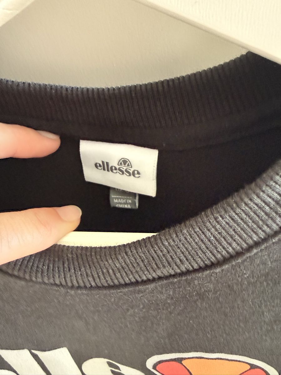 Ellesse Maglioni & Felpe: Ellesse Pullover schwarz neuwertig Grösse 36  – Nuovo (secondo la descrizione) da Herzogenbuchsee venduto da LA33 1