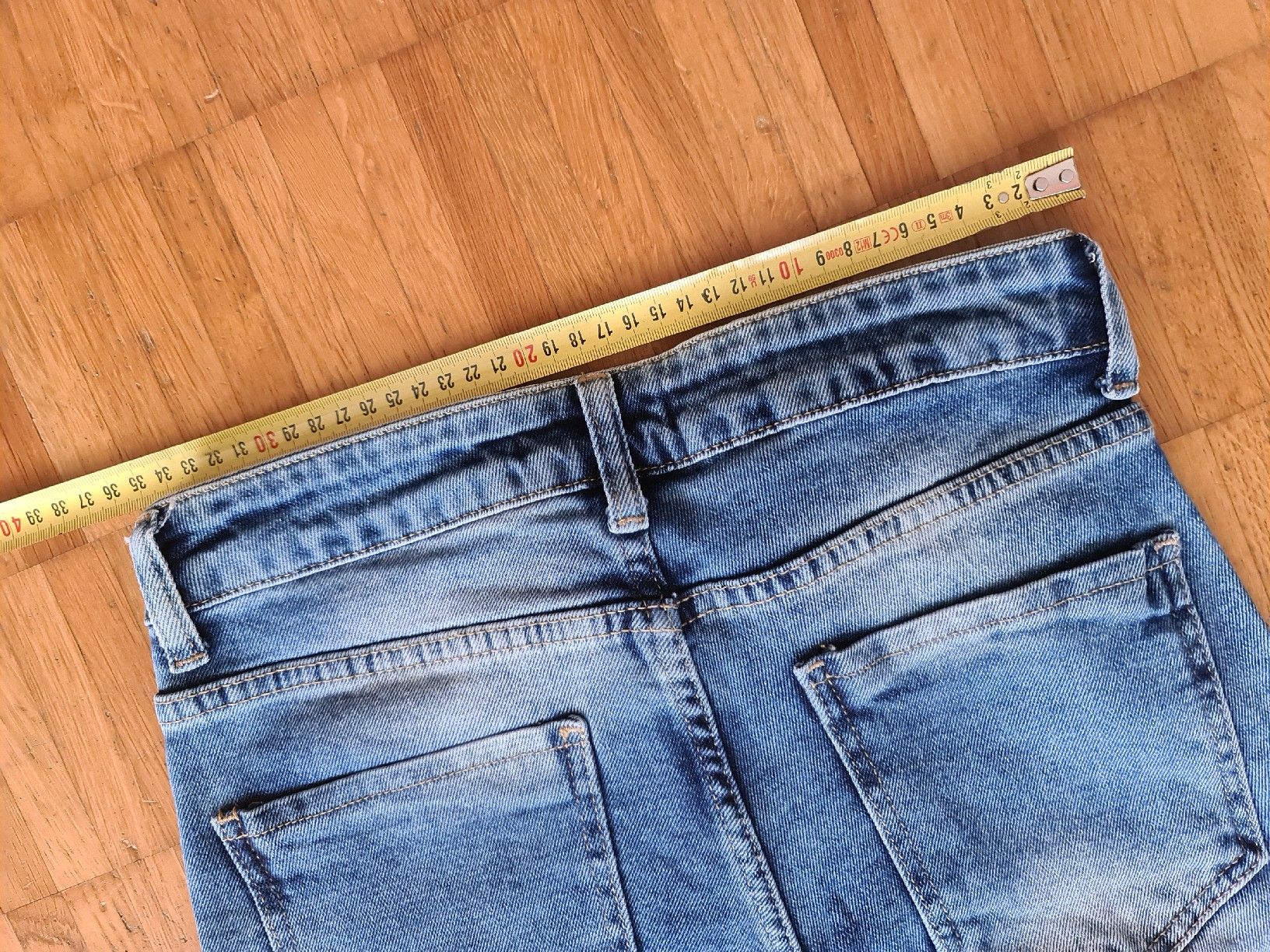 Jeans: Jeans mit Stickerei Gr 28 – D'occasion à Emmenbrücke par gatasalvache 2
