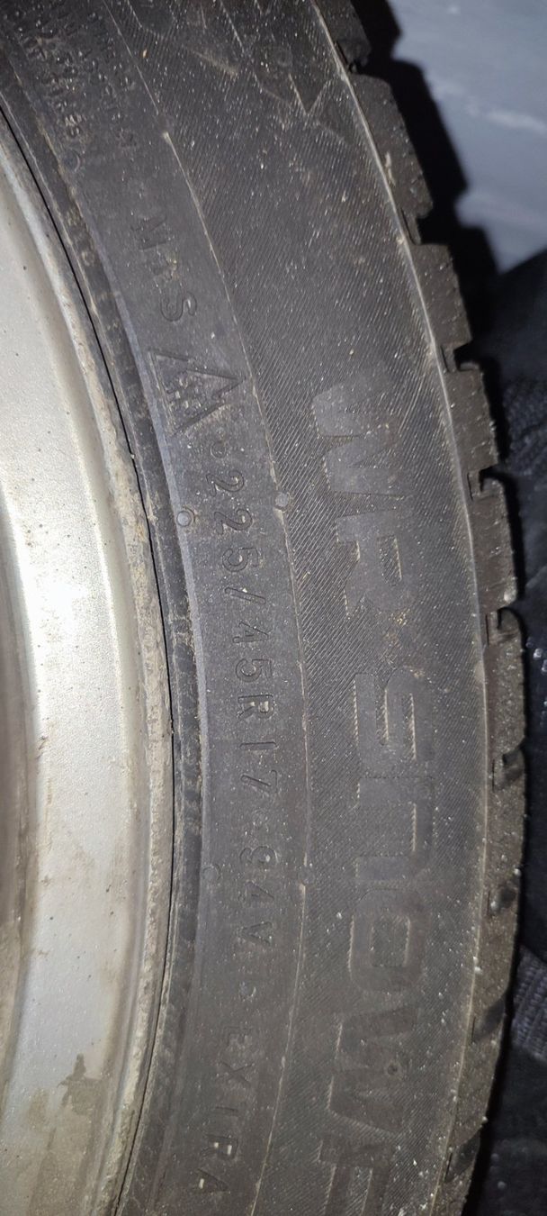 Nokian Pneumatici & Ruote complete: 4 Winterpneu mit Felgen – Usato da Bettwiesen venduto da rgr_7cr6 7