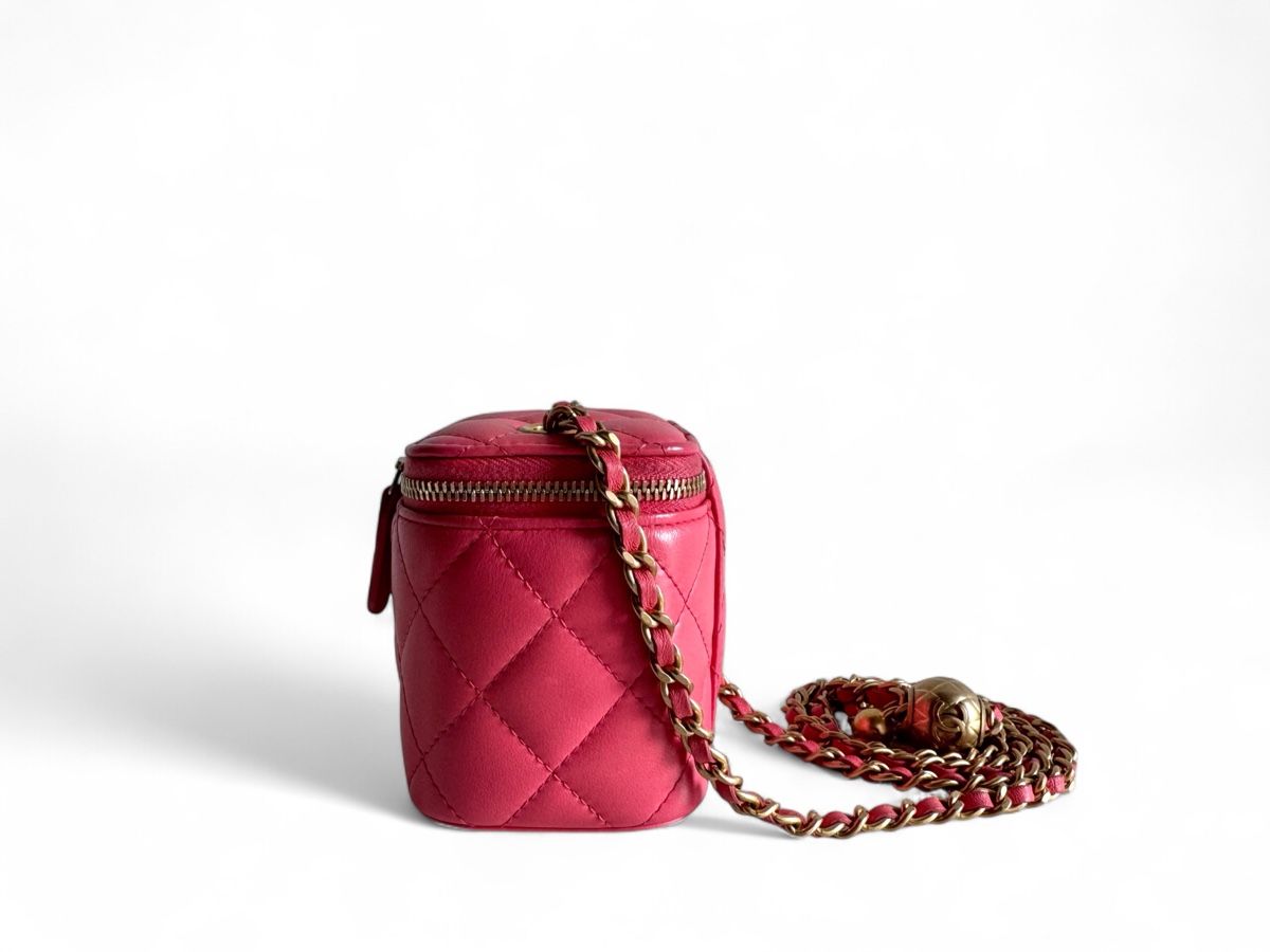 Chanel Borse da donna: CHANEL Pearl Crush Mini Vanity Case With Chain Tasche – Usato da Kriens venduto da hannaandkiko 3