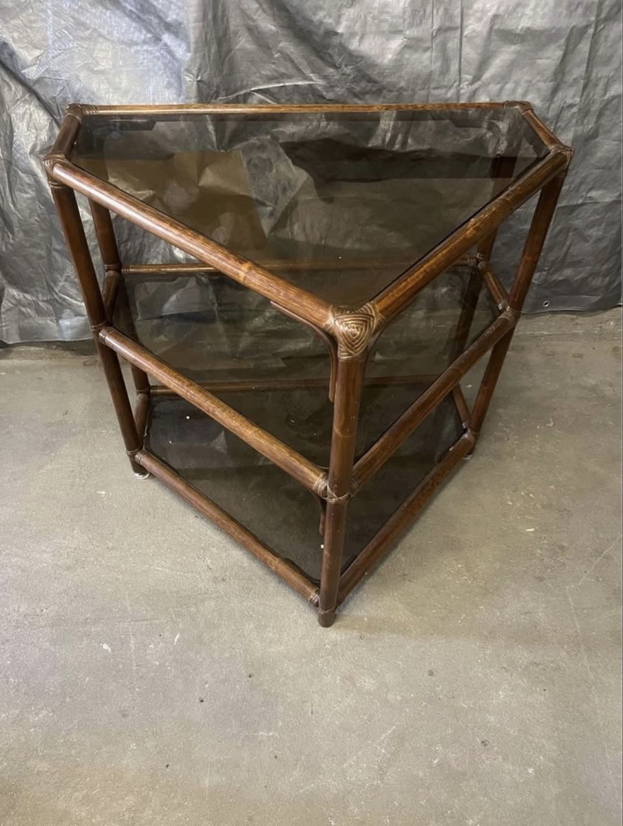 Tavoli: Table en bambou et verre fumé – Usato da Crans VD venduto da choukye